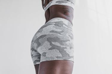 White Camo Women's Nobull Mid-Rise 2" Plush Heather Shorts | USA736910